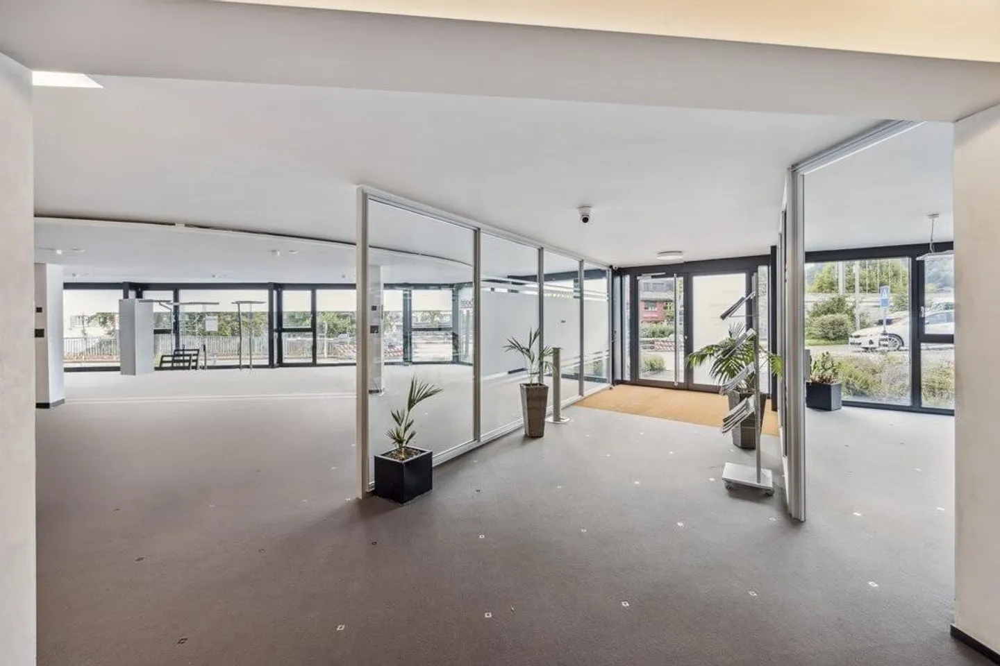 Repräsentatives Büro mit Bahnhofsnähe und starker Präsenz - Foto 2 von 12