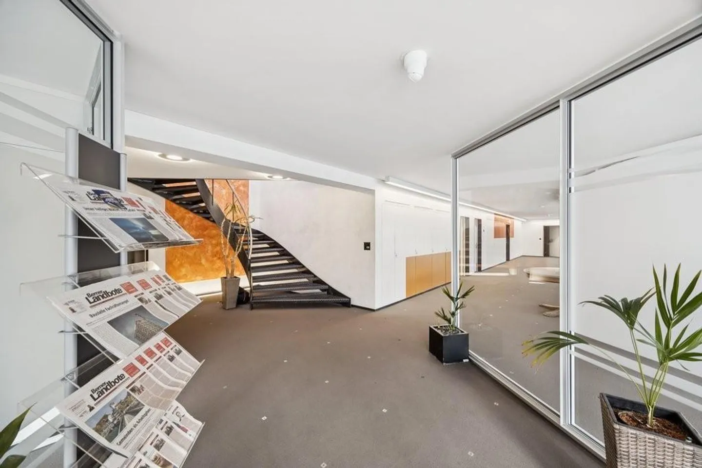 Repräsentatives Büro mit Bahnhofsnähe und starker Präsenz - Foto 3 von 12