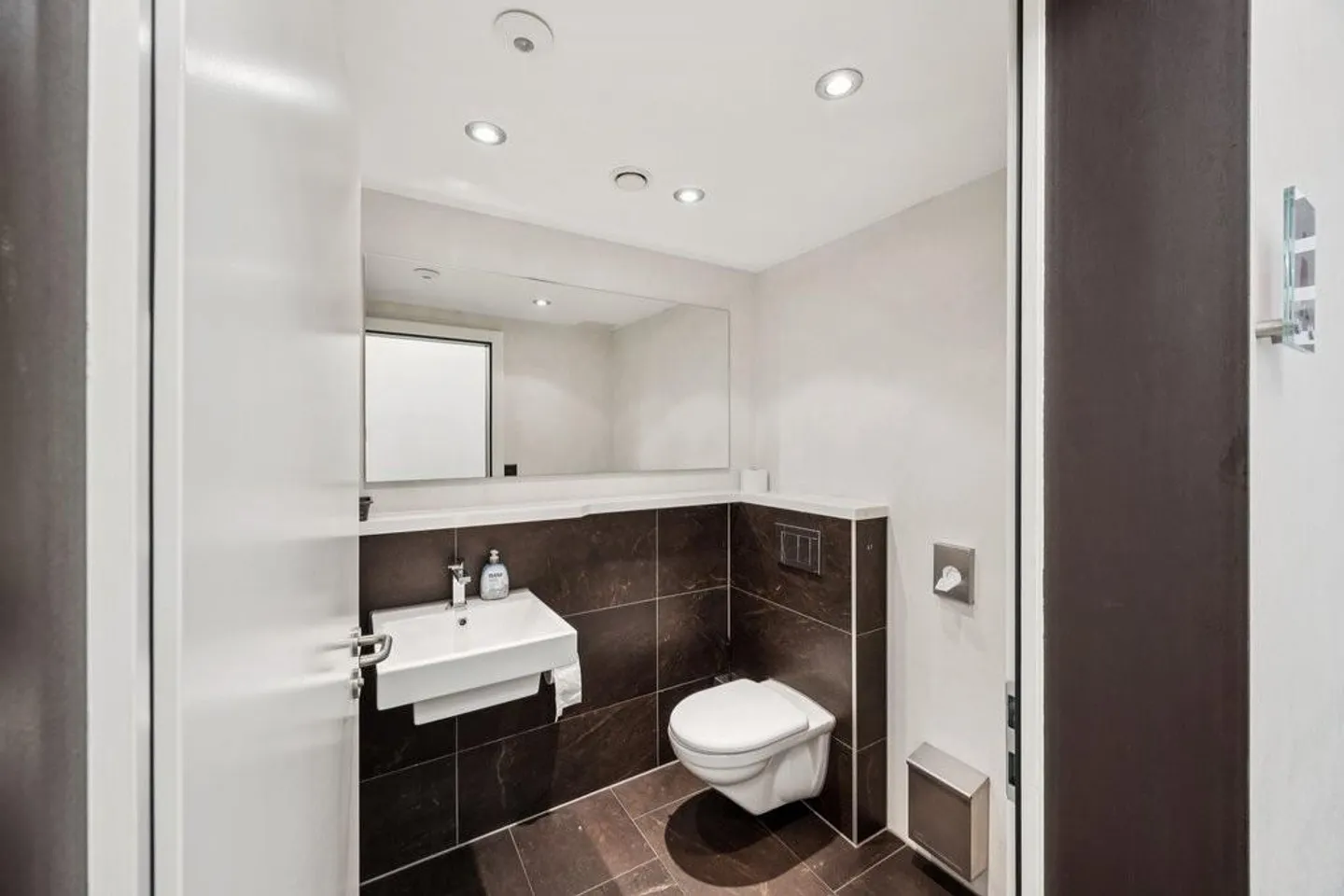 Repräsentatives Büro mit Bahnhofsnähe und starker Präsenz - Foto 10 von 12