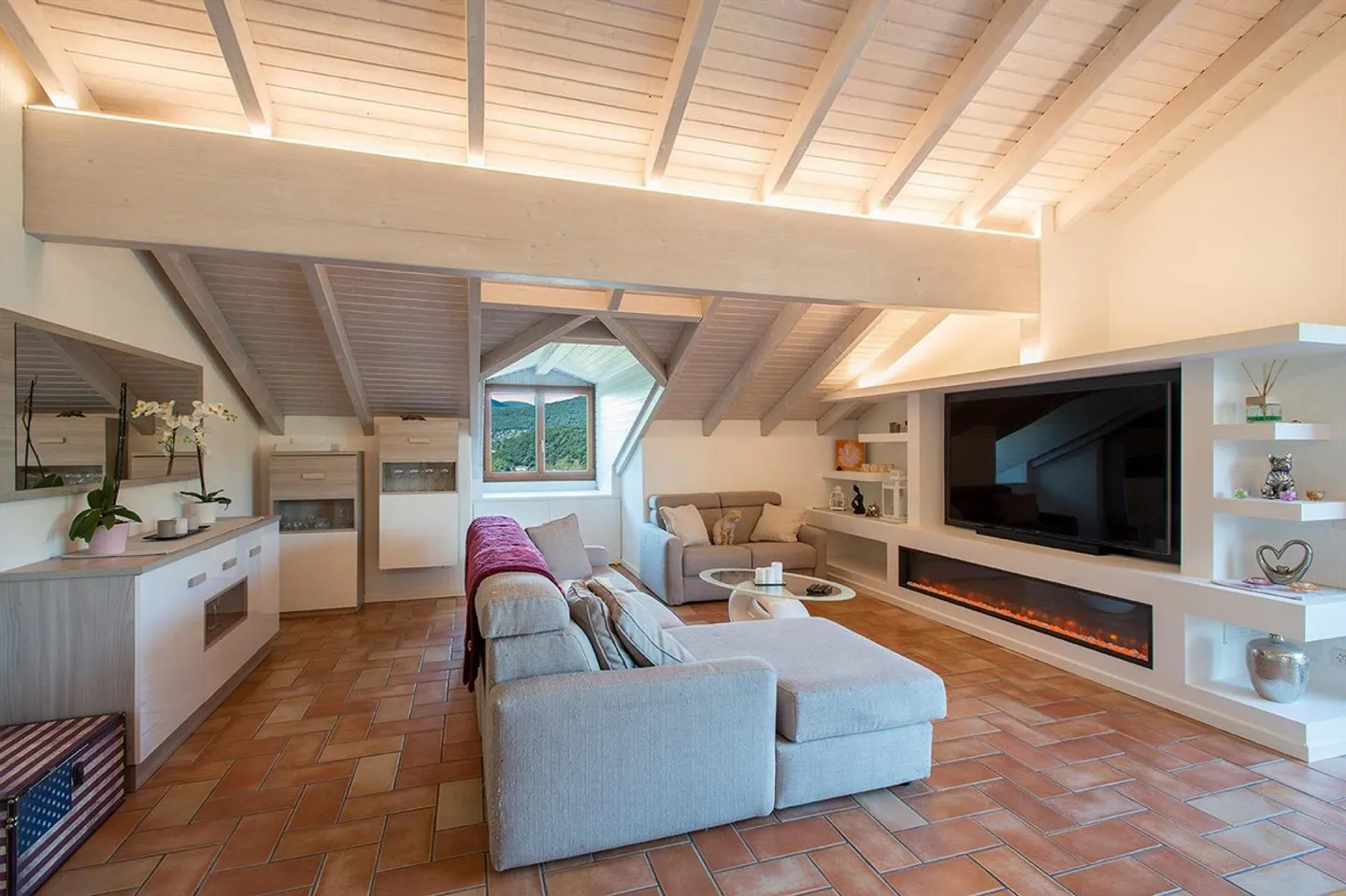 Attico Elegante con Vista Lago - Foto 1 di 10