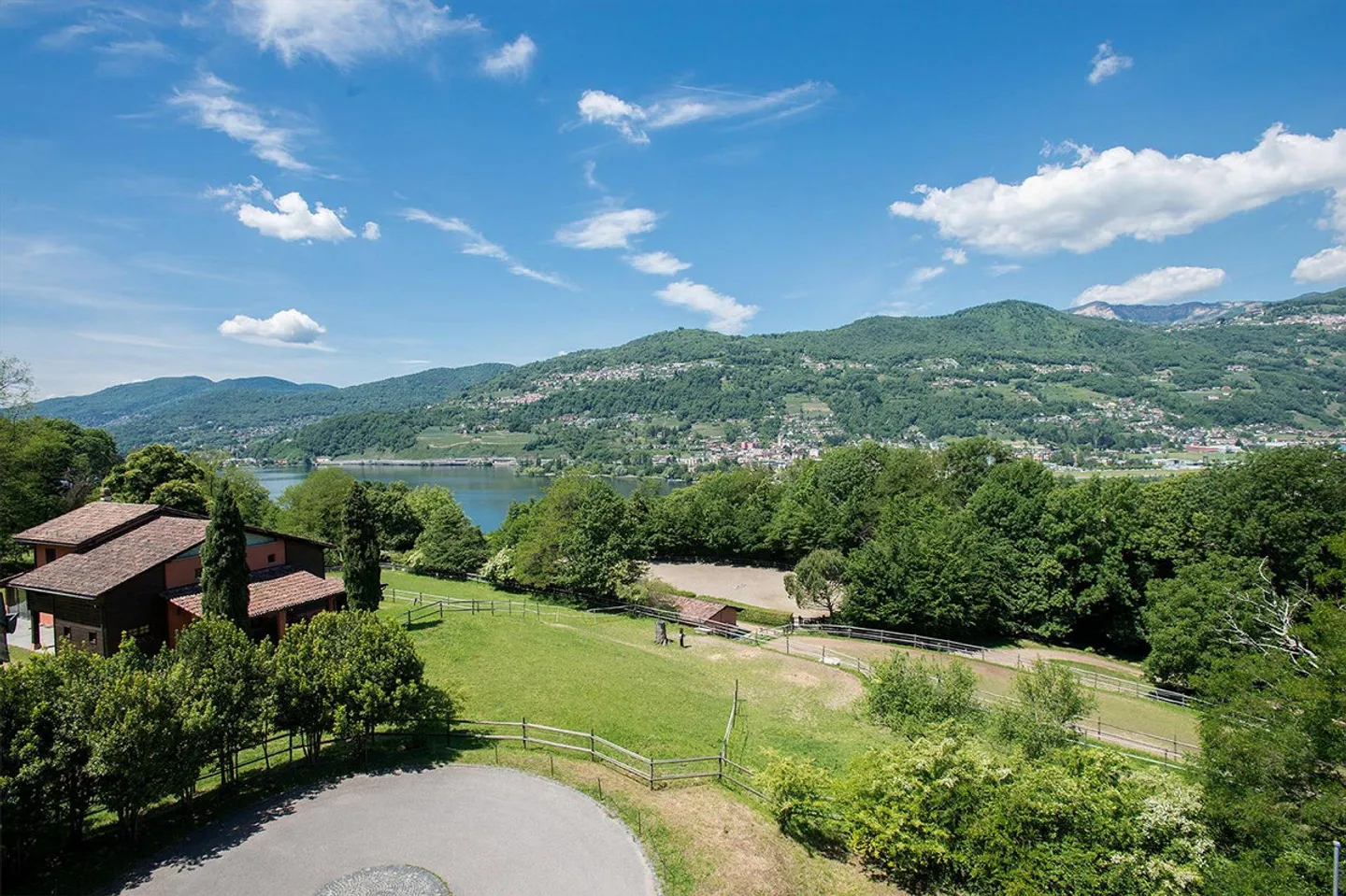 Attico Elegante con Vista Lago - Foto 2 di 10