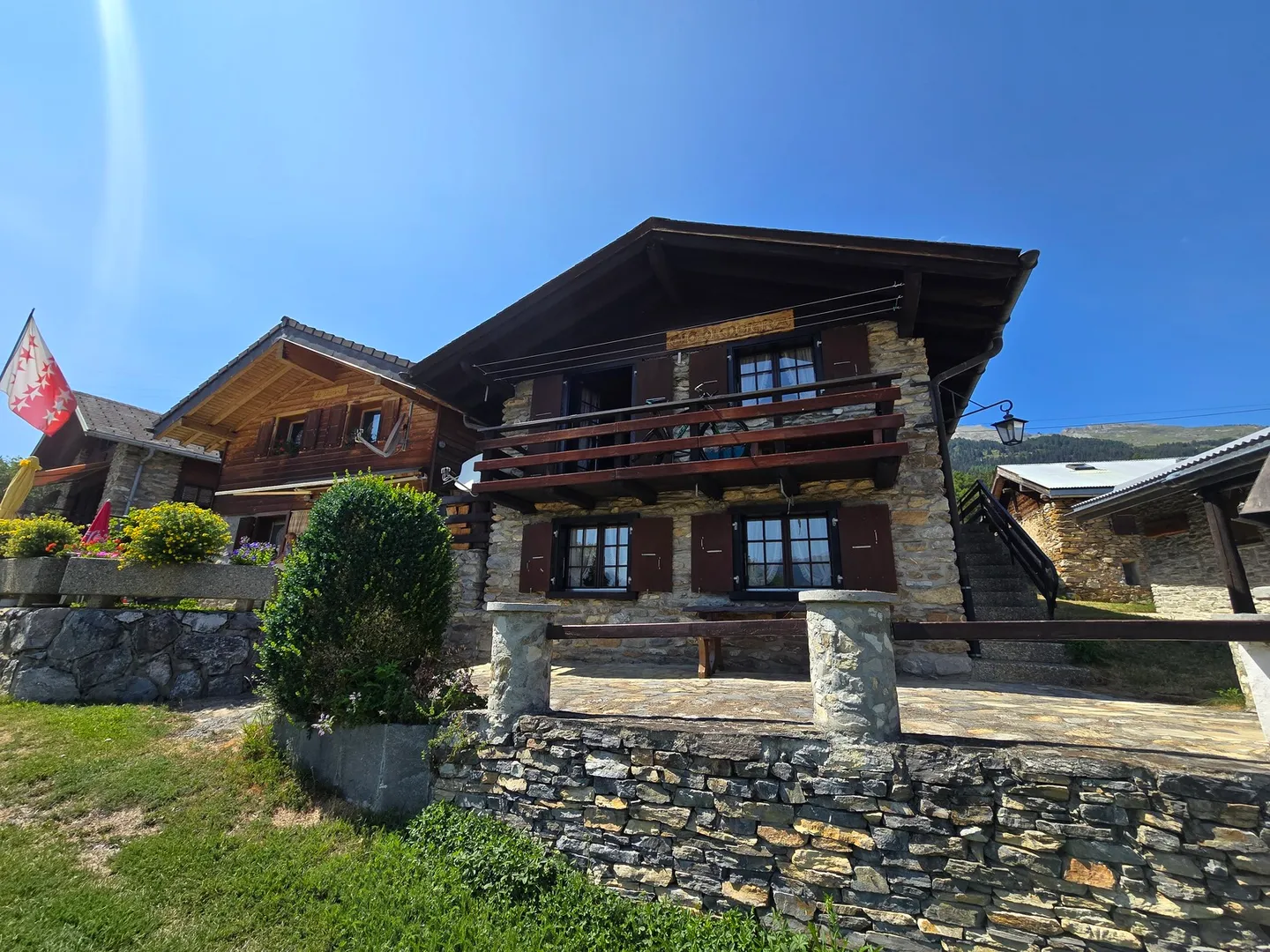 Chalet ristrutturato affascinante - Foto 2 di 13