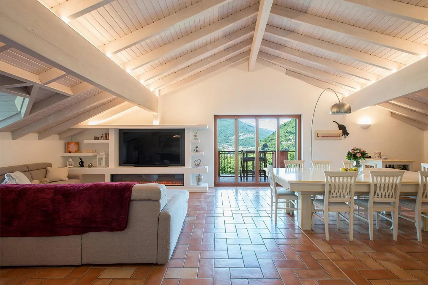 Attico Elegante con Vista Lago - Foto 3 di 10