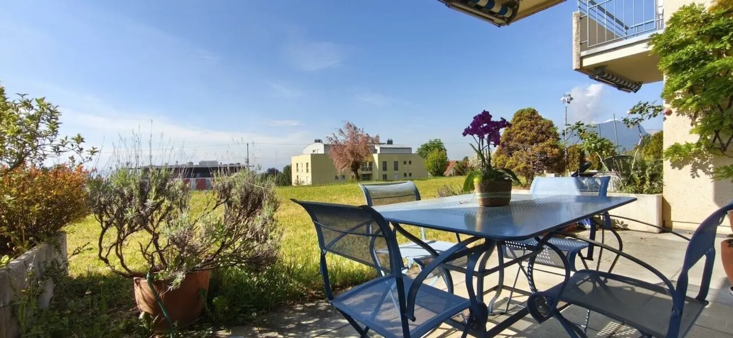 Charming Apartment with Garden - Photo 3 of 12