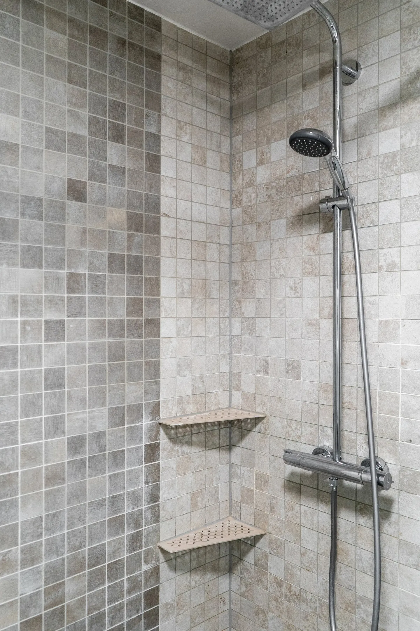 10 Minuti da Nyon (La Rippe): Magnifico Appartamento Duplex senza Affacci con 4,5 Stanze e Vista sul Lago di Ginevra - Foto 8 di 17