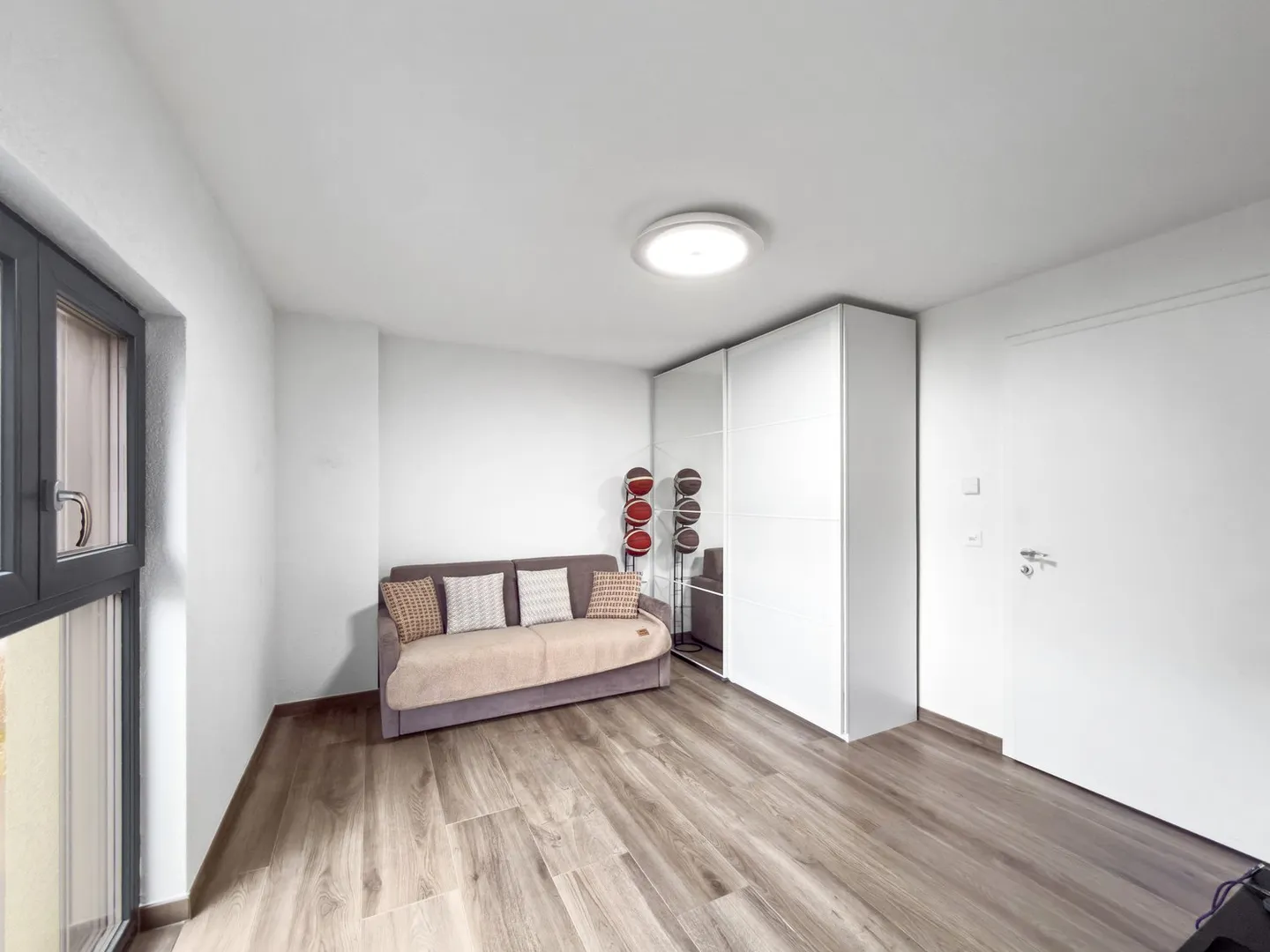 10 Minuti da Nyon (La Rippe): Magnifico Appartamento Duplex senza Affacci con 4,5 Stanze e Vista sul Lago di Ginevra - Foto 10 di 17