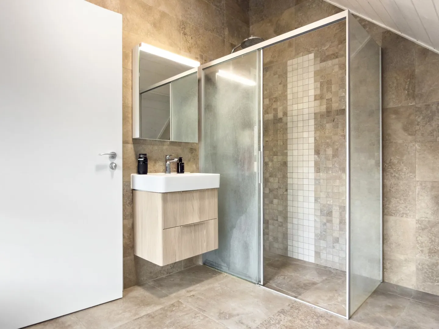 10 Minuti da Nyon (La Rippe): Magnifico Appartamento Duplex senza Affacci con 4,5 Stanze e Vista sul Lago di Ginevra - Foto 15 di 17