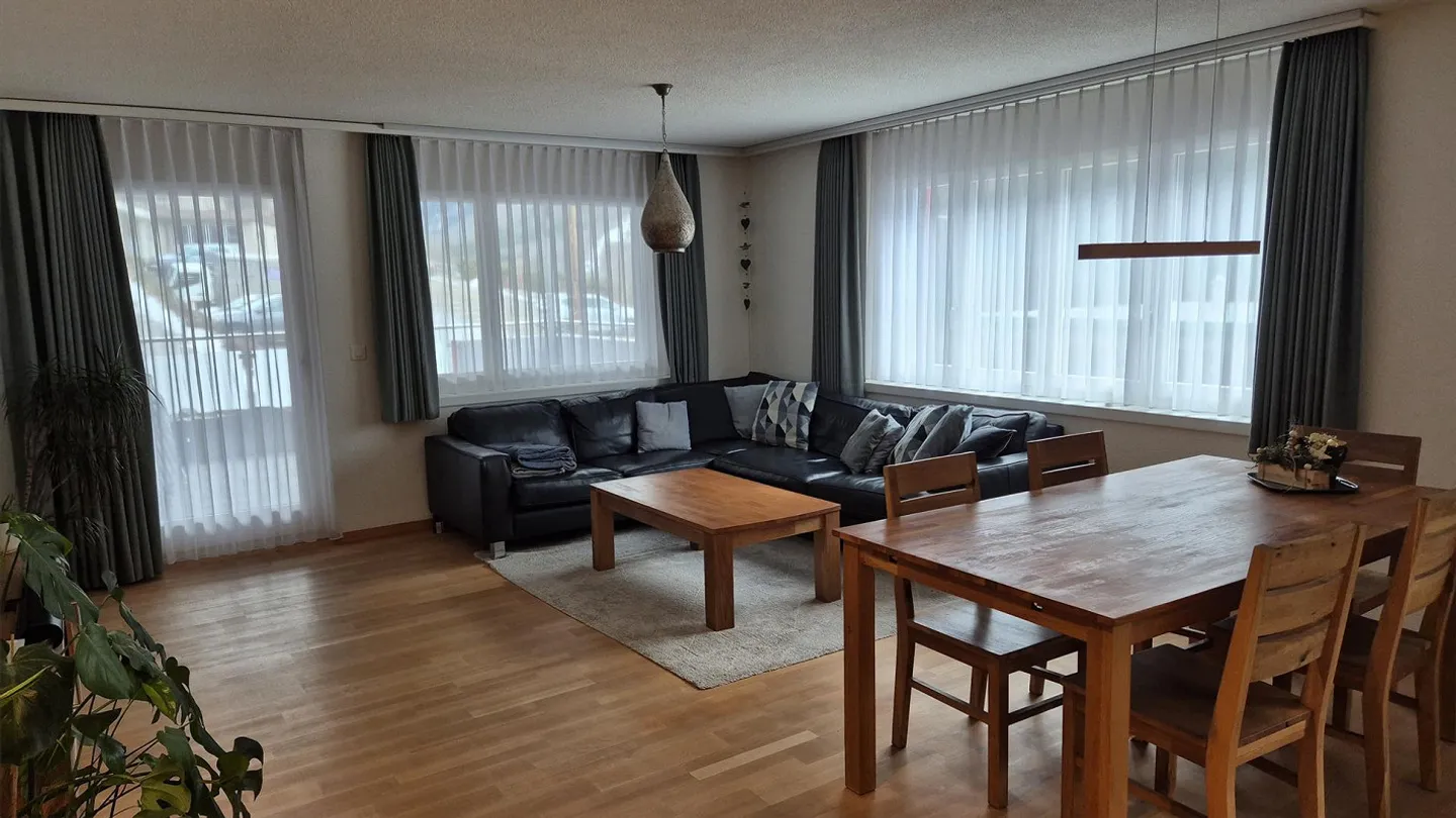 Ampio appartamento di 4,5 stanze con giardino d'inverno e terrazza a Spiringen - Foto 4 di 10