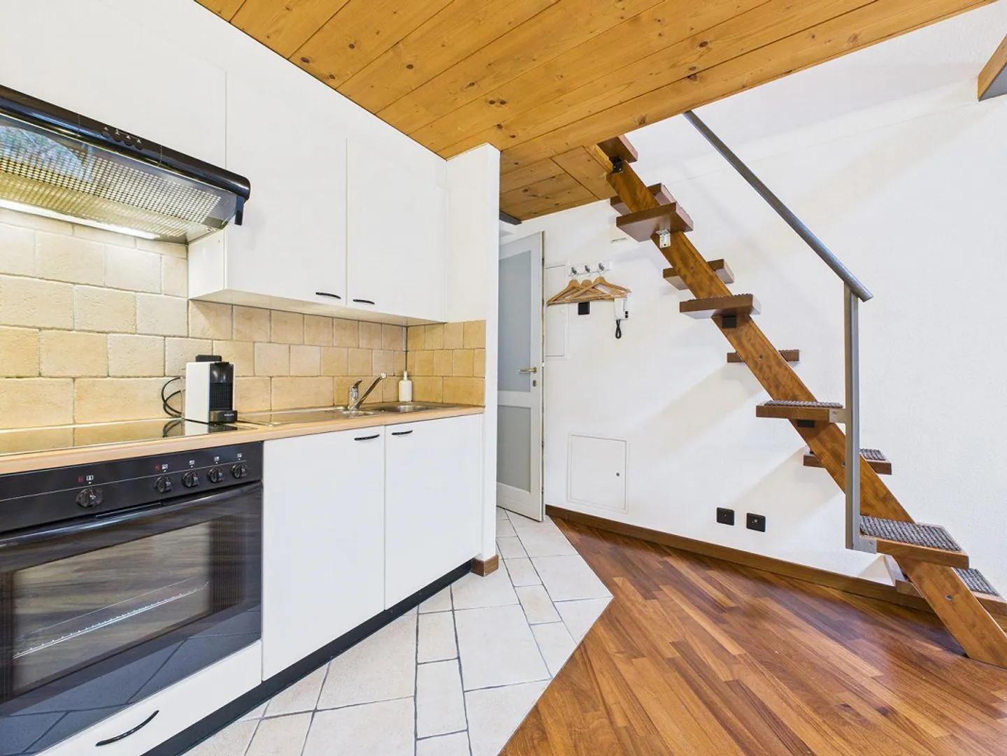 Wohnung mit 1½ Zimmern, Galerie und Blick auf den Morcote-See - Foto 3 di 13