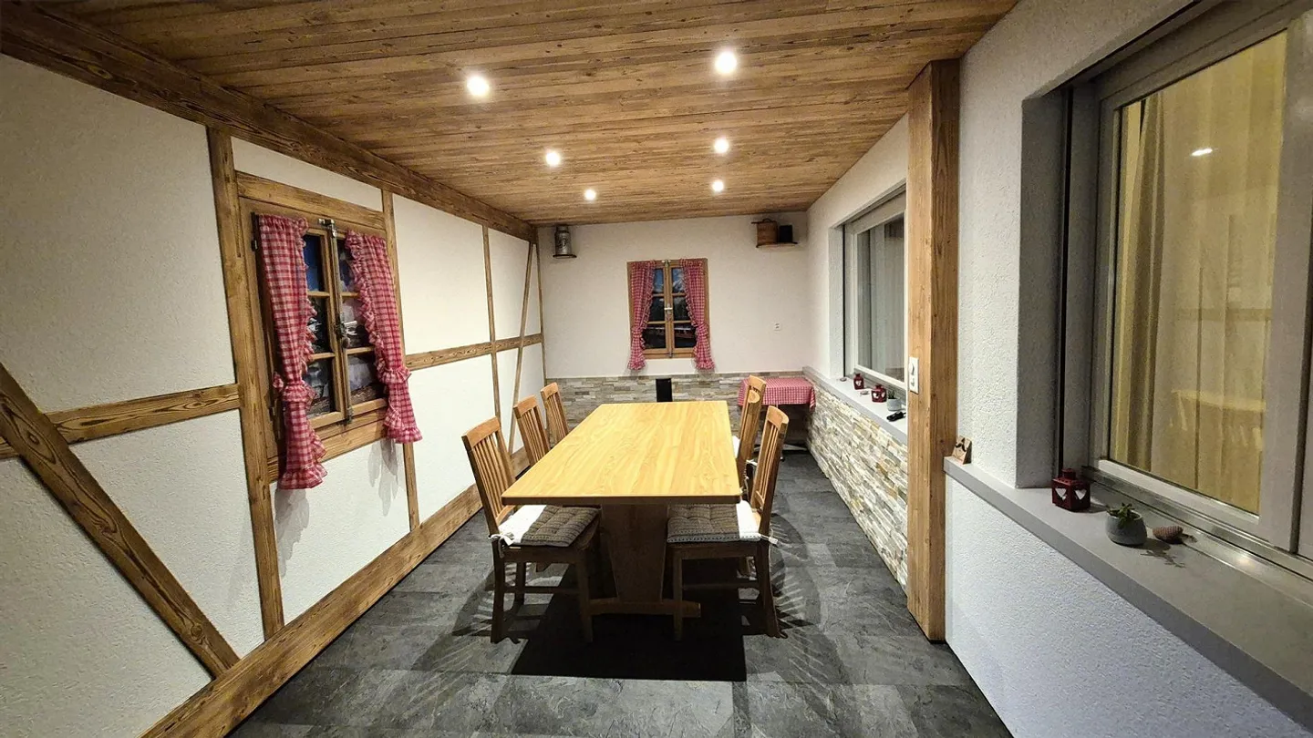 Ampio appartamento di 4,5 stanze con giardino d'inverno e terrazza a Spiringen - Foto 5 di 10