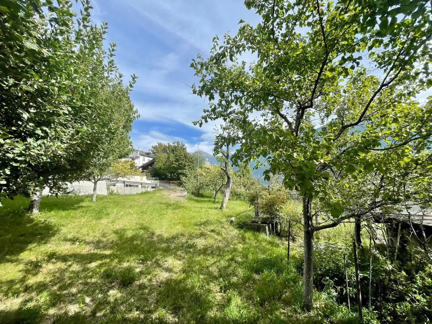 Herrliche, erschlossene Bauparzellen mit Scheune - Foto 2 von 7