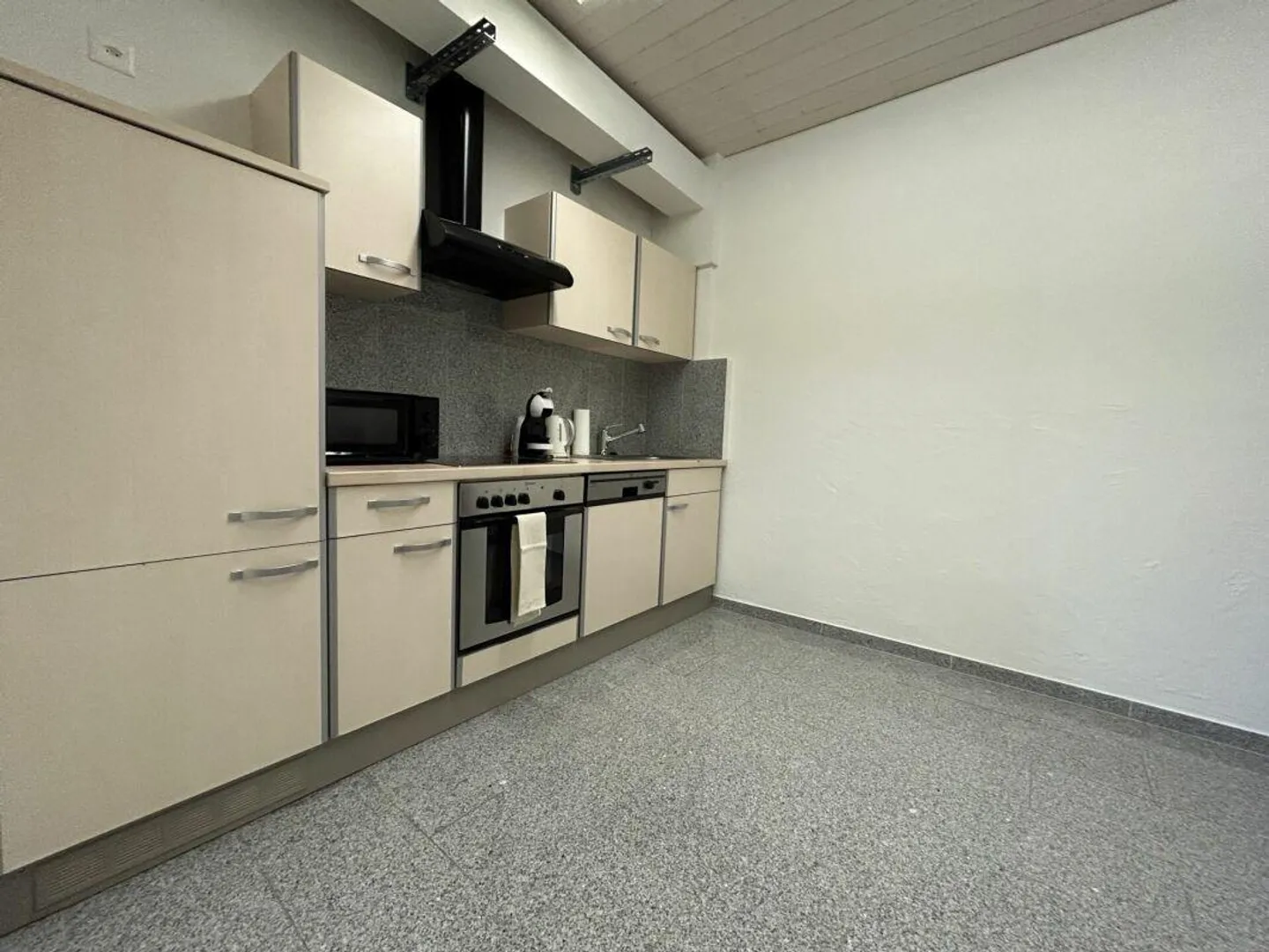 Perfect for quiet businesses - Office spaces from 28 m² for rent - Photo 5 of 9