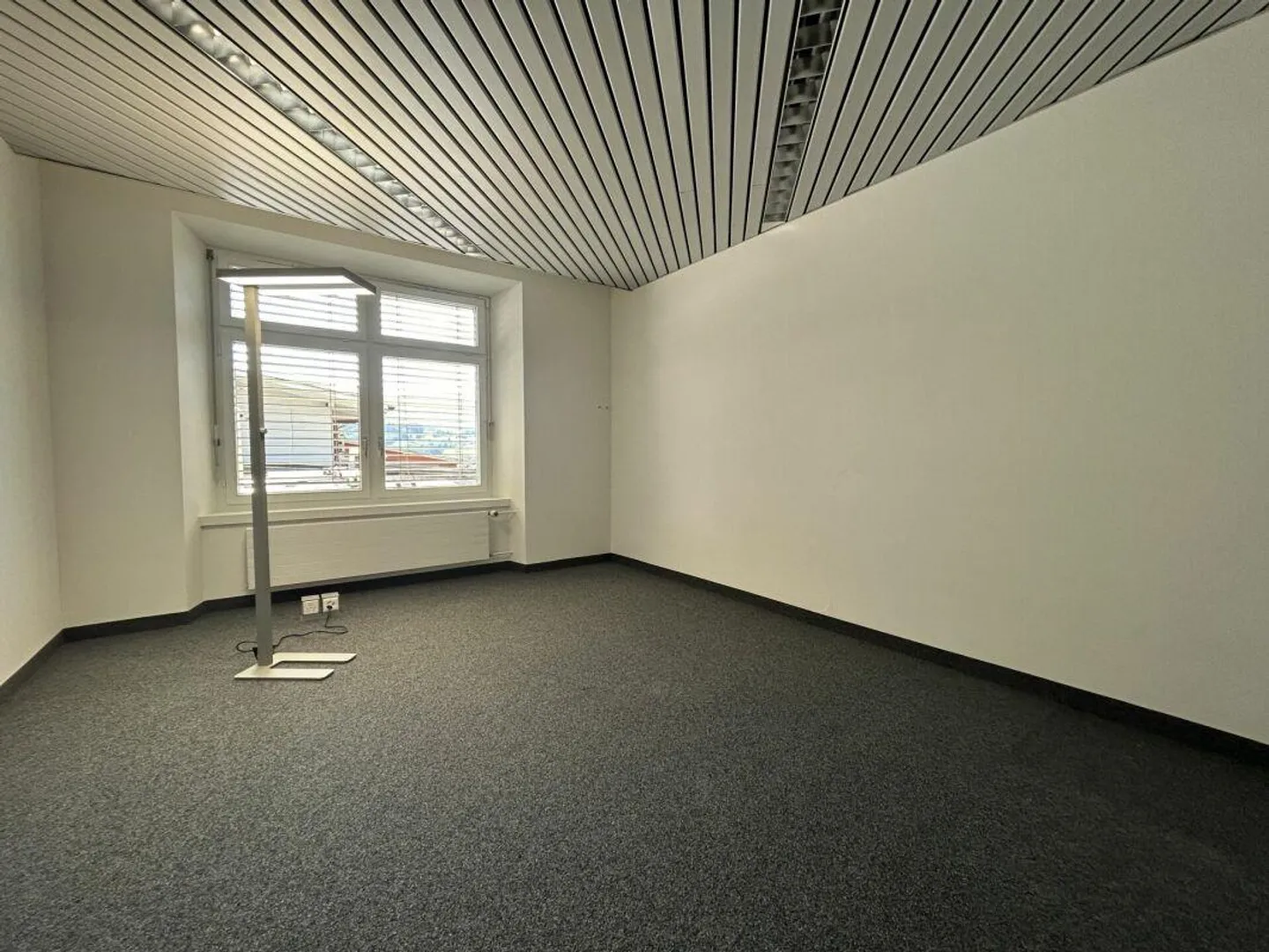 Perfect for quiet businesses - Office spaces from 28 m² for rent - Photo 2 of 9