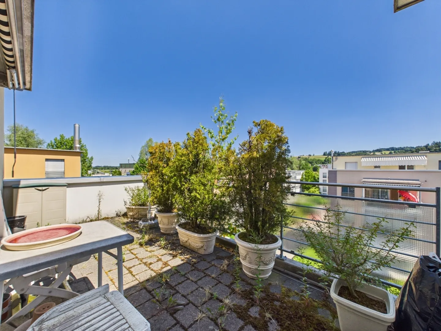 Appartement penthouse lumineux au-dessus des toits de Pfäffikon avec ascenseur et place de parking souterrain - Photo 6 sur 13