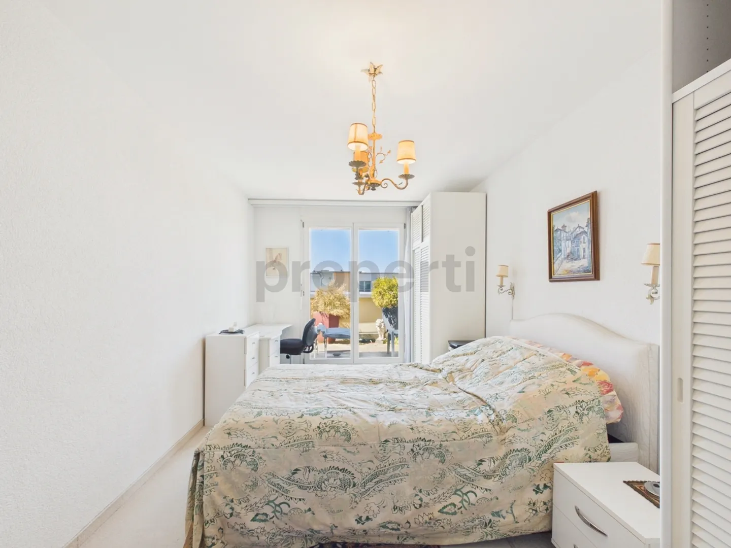 Appartement penthouse lumineux au-dessus des toits de Pfäffikon avec ascenseur et place de parking souterrain - Photo 8 sur 13