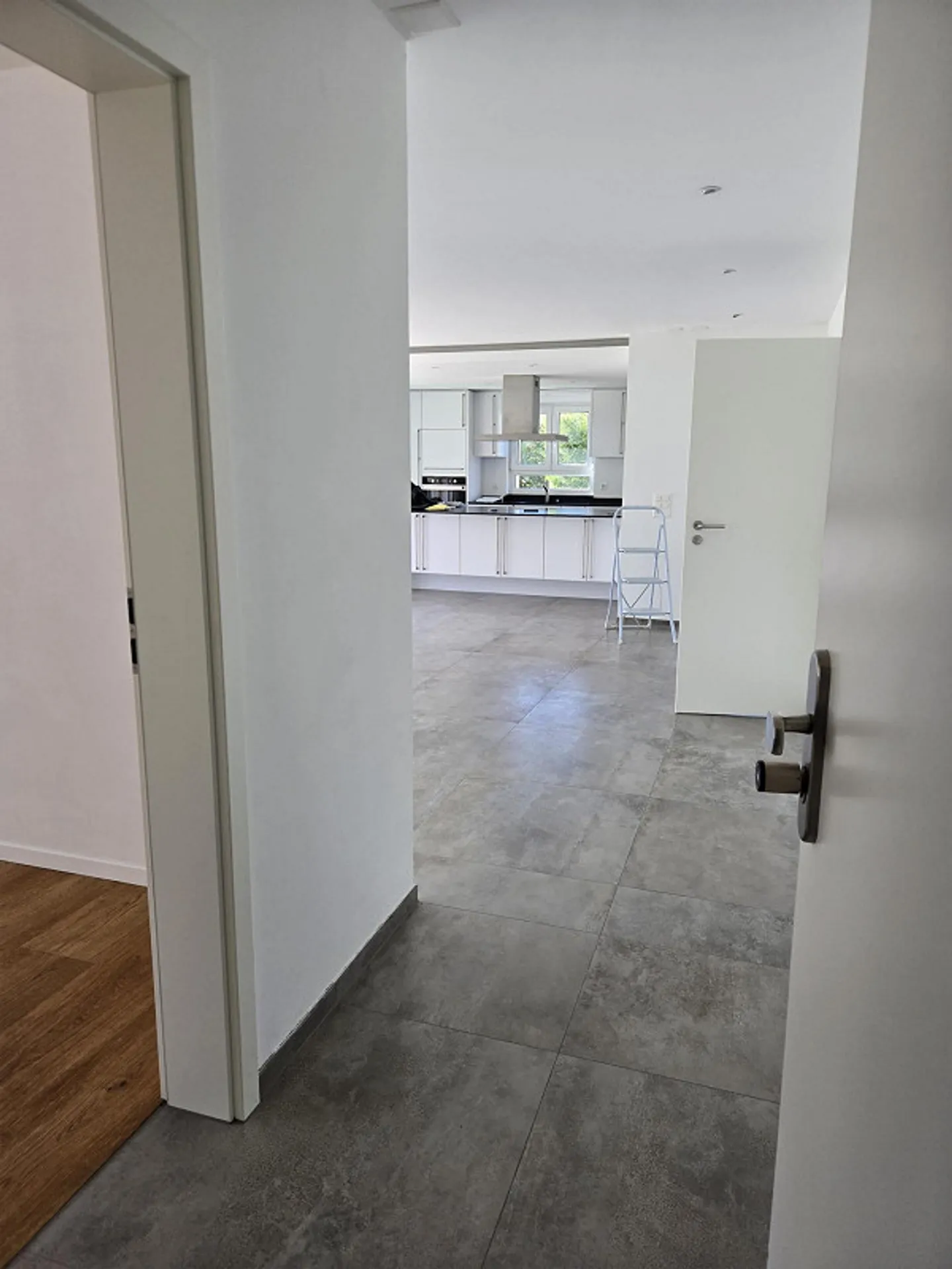 Bellissimo appartamento di 3,5 stanze, giardino di 340m2, giardino d'inverno, lavatrice/asciugatrice - Foto 16 di 20