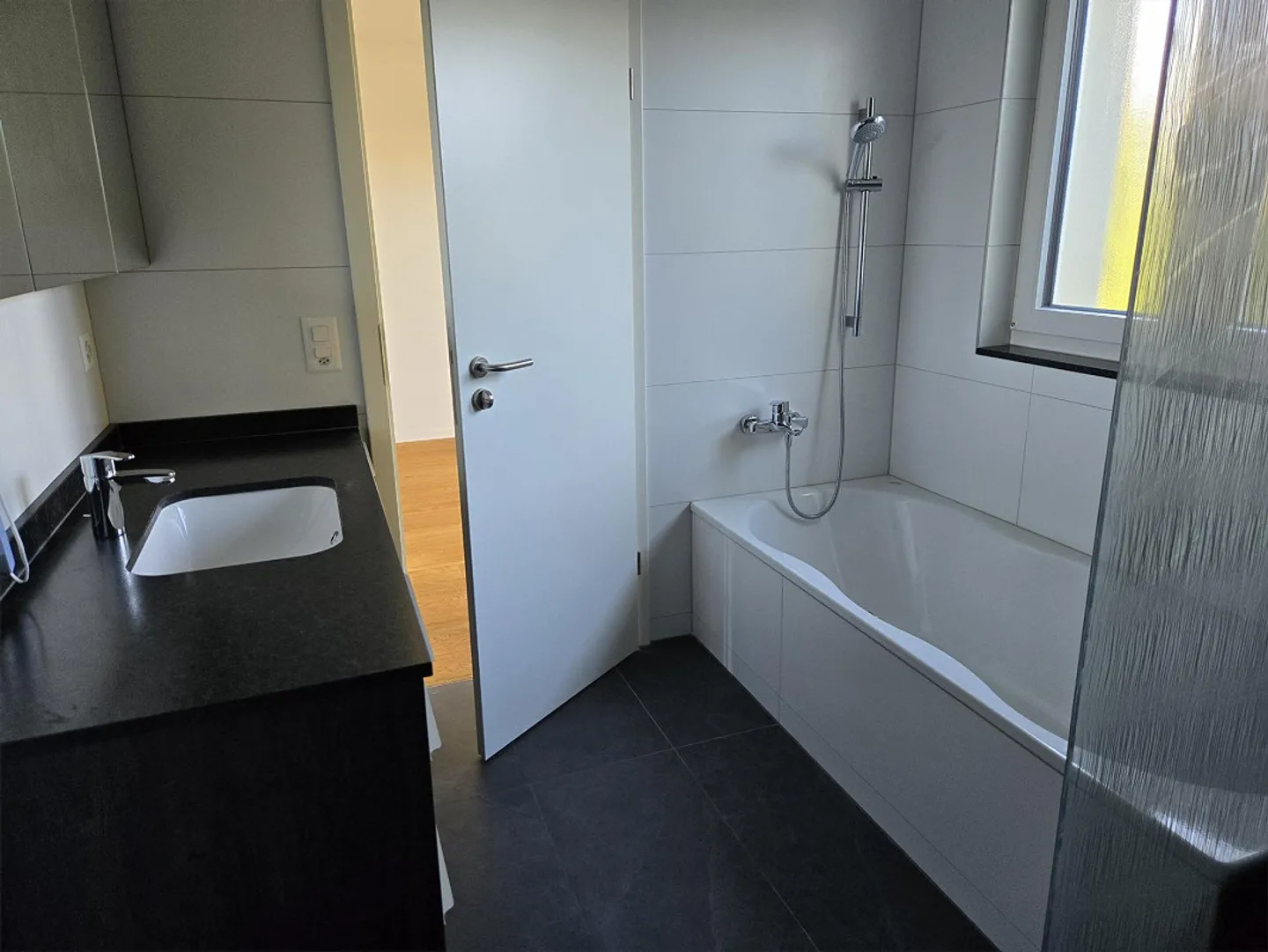 Bellissimo appartamento di 3,5 stanze, giardino di 340m2, giardino d'inverno, lavatrice/asciugatrice - Foto 11 di 20