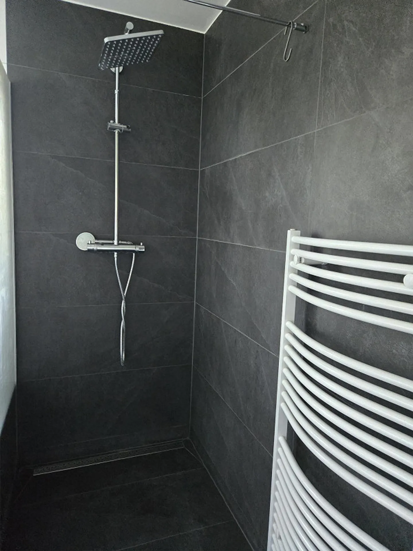 Bellissimo appartamento di 3,5 stanze, giardino di 340m2, giardino d'inverno, lavatrice/asciugatrice - Foto 12 di 20