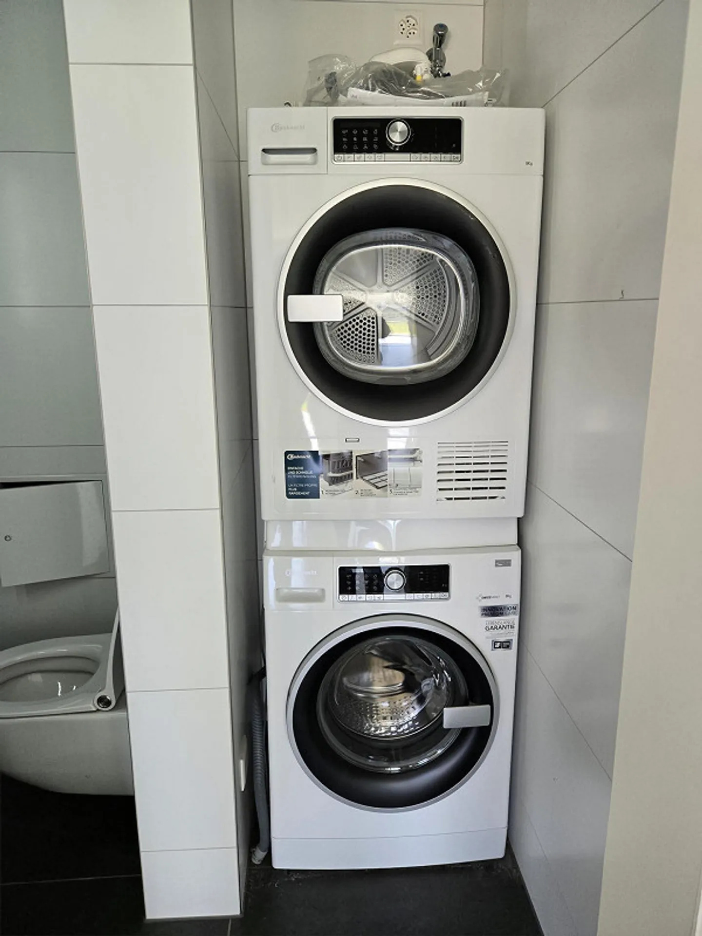 Bellissimo appartamento di 3,5 stanze, giardino di 340m2, giardino d'inverno, lavatrice/asciugatrice - Foto 13 di 20