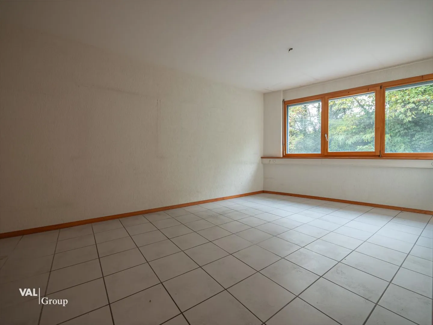 Charming Real Estate with 3 Rooms for Various Uses - Photo 3 of 9
