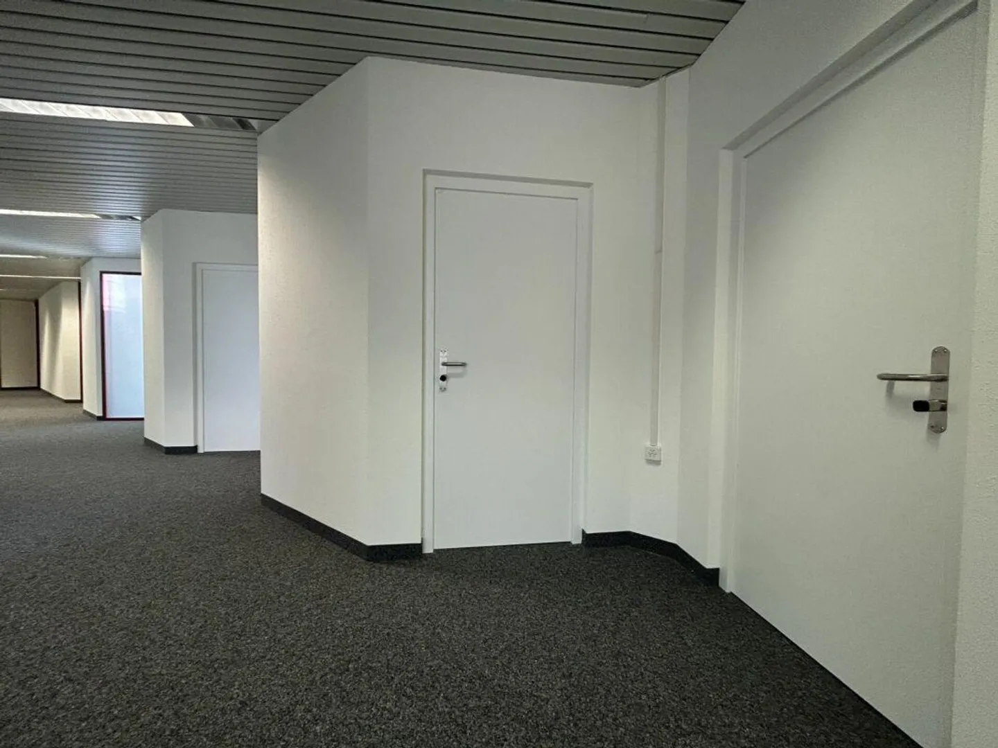 Perfect for quiet businesses - Office spaces from 28 m² for rent - Photo 8 of 9