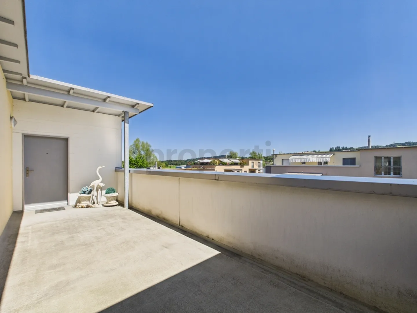 Appartement penthouse lumineux au-dessus des toits de Pfäffikon avec ascenseur et place de parking souterrain - Photo 11 sur 13
