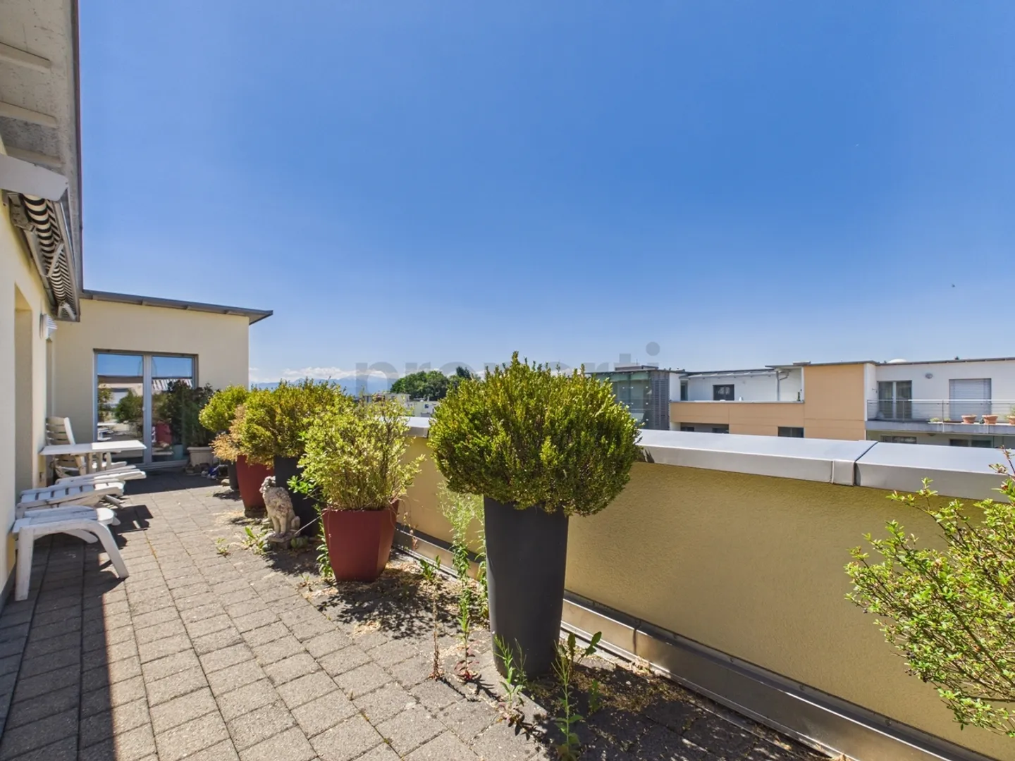 Appartement penthouse lumineux au-dessus des toits de Pfäffikon avec ascenseur et place de parking souterrain - Photo 12 sur 13