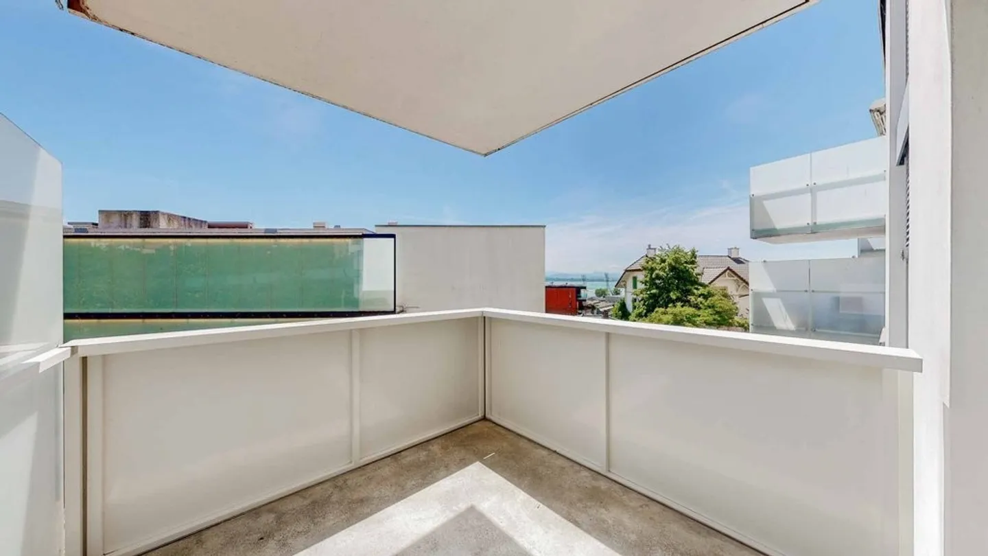 Spacious Apartment Near Lake - Photo 1 of 11