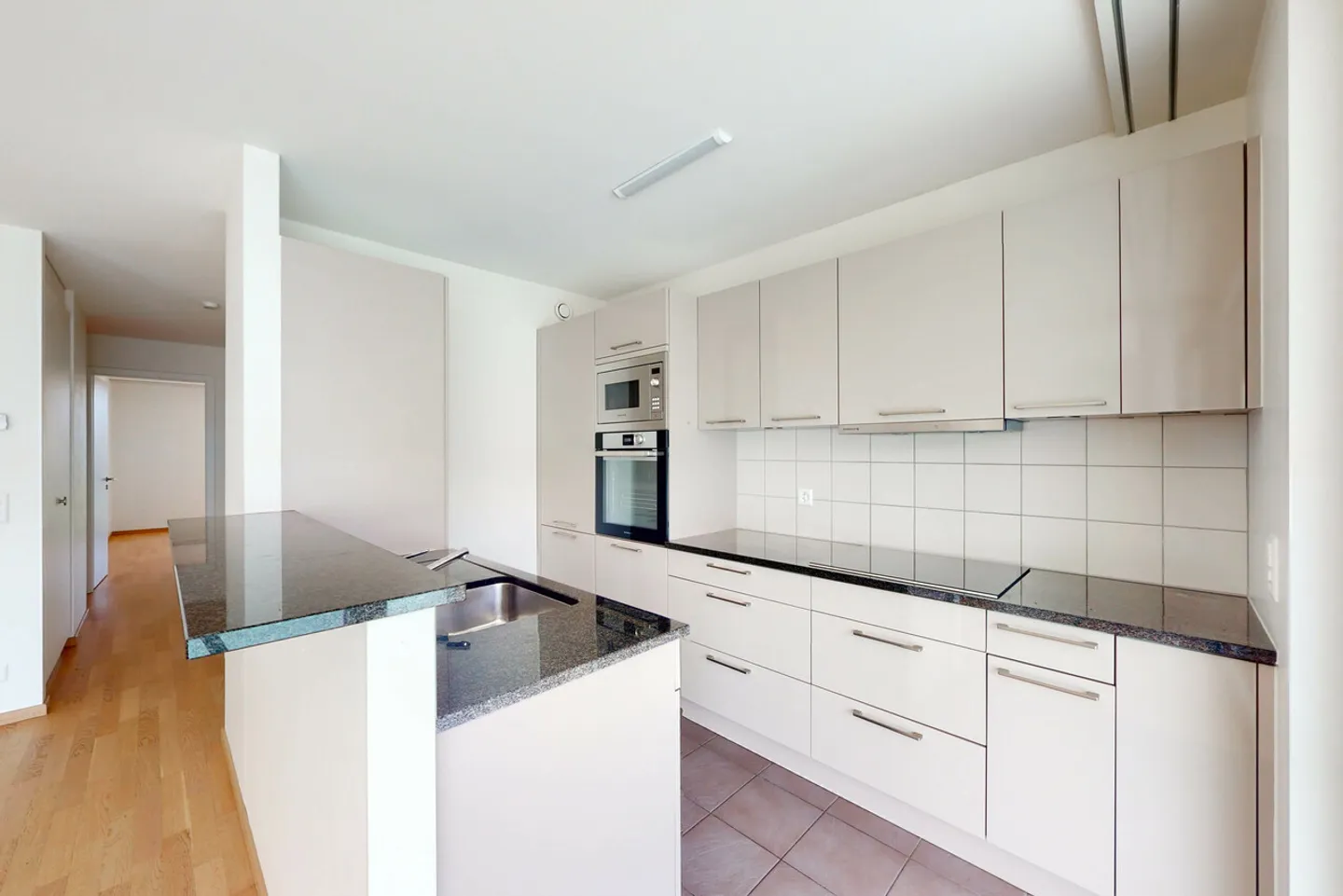 Magnificent modern 4.5-room apartment with loggia - Photo 3 of 9