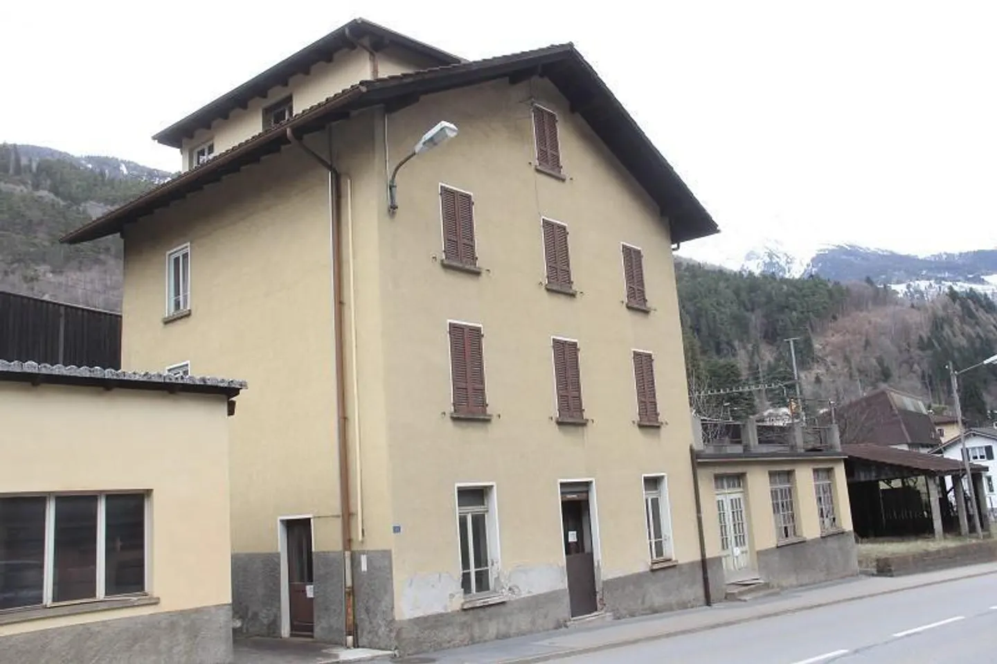 Maison de 3 familles avec appartements de 4 pièces et 2 bâtiments de stockage - Photo 1 sur 11