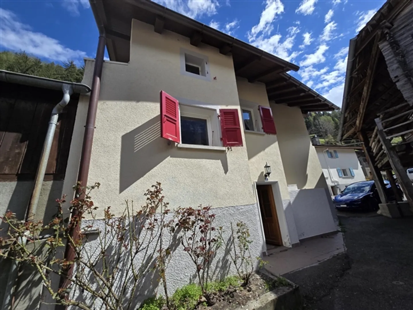 Village house with two apartments with high potential - Photo 1 of 10