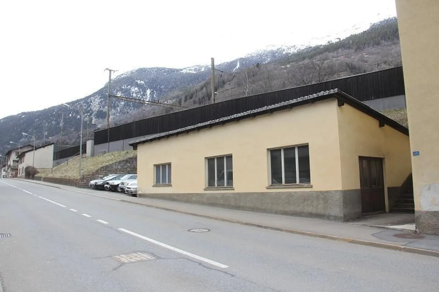 Maison de 3 familles avec appartements de 4 pièces et 2 bâtiments de stockage - Photo 11 sur 11