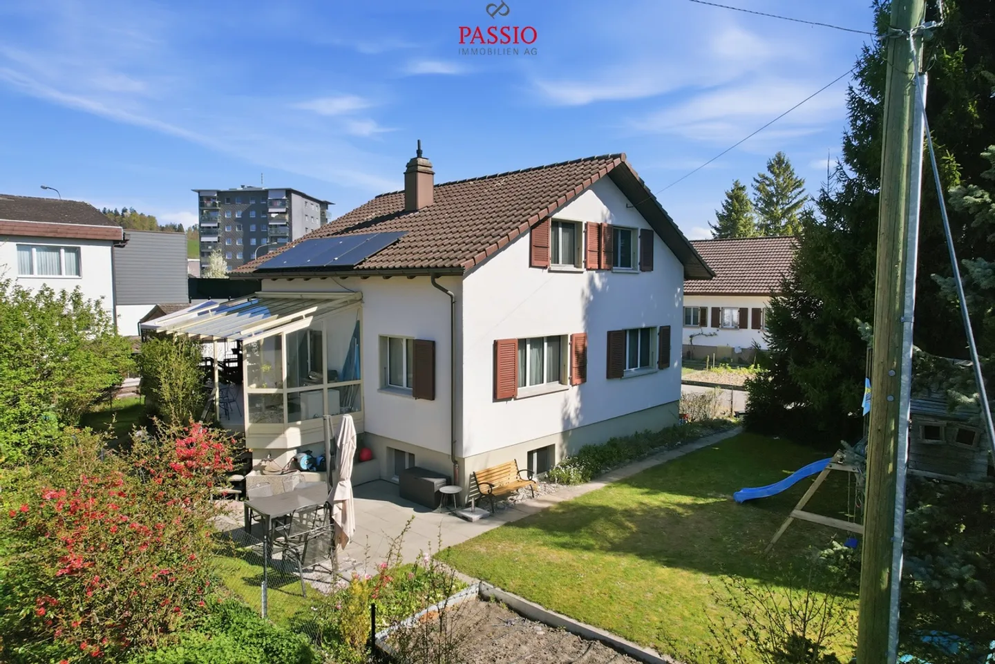 Casa unifamiliare ben tenuta di 6,5 stanze con veranda e giardino idilliaco - Foto 1 di 39
