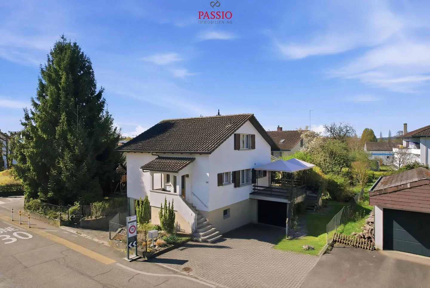 Casa unifamiliare ben tenuta di 6,5 stanze con veranda e giardino idilliaco - Foto 2 di 39