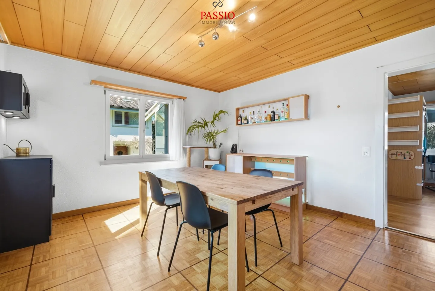 Casa unifamiliare ben tenuta di 6,5 stanze con veranda e giardino idilliaco - Foto 6 di 39