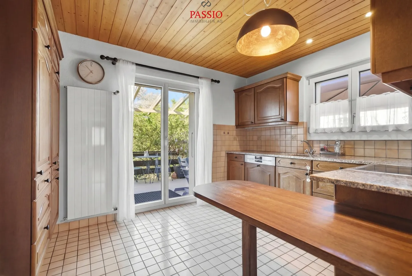 Casa unifamiliare ben tenuta di 6,5 stanze con veranda e giardino idilliaco - Foto 8 di 39