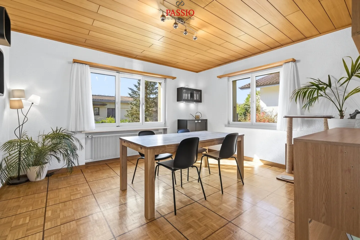 Casa unifamiliare ben tenuta di 6,5 stanze con veranda e giardino idilliaco - Foto 3 di 39