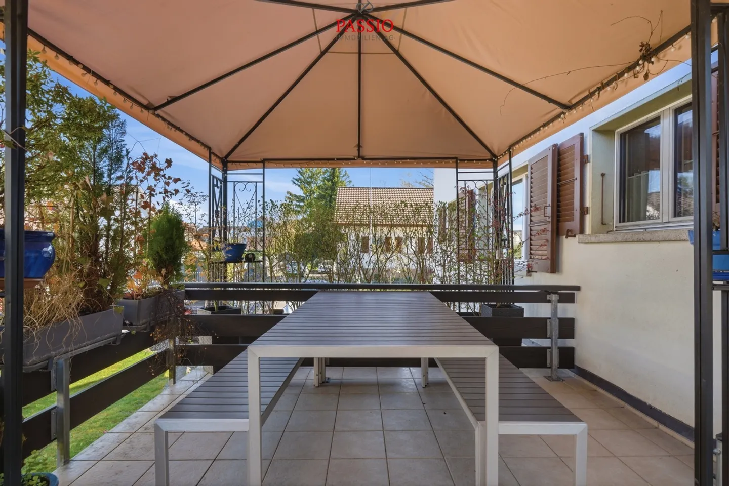 Casa unifamiliare ben tenuta di 6,5 stanze con veranda e giardino idilliaco - Foto 4 di 39