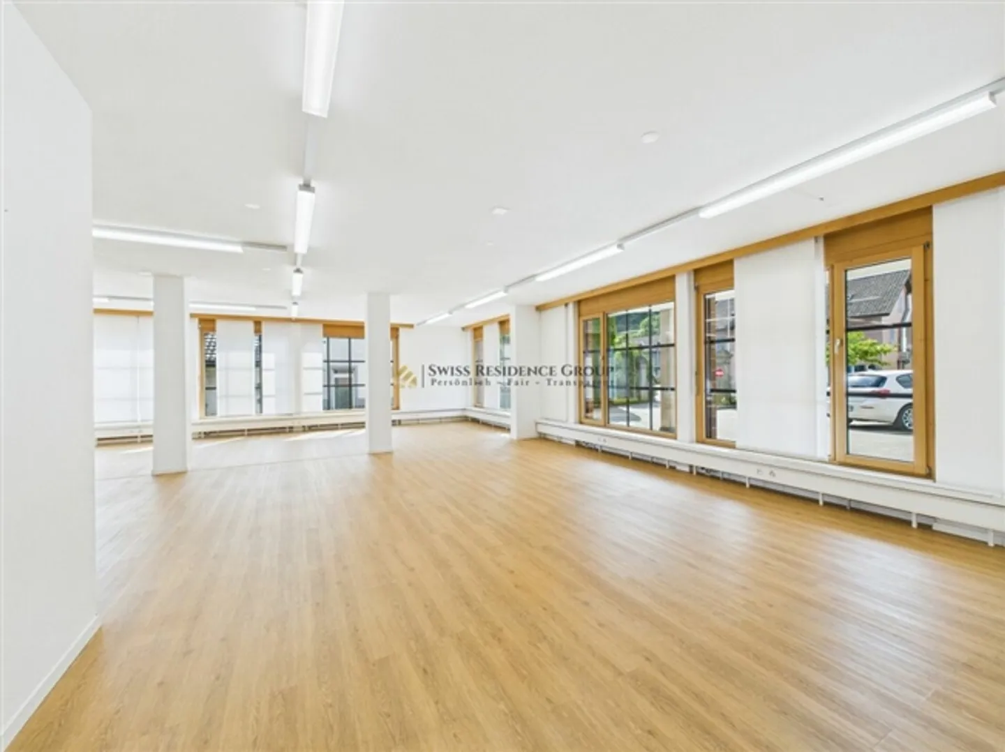 Well-maintained commercial premises in the best location in Bäch on Lake Zurich - Photo 1 of 18