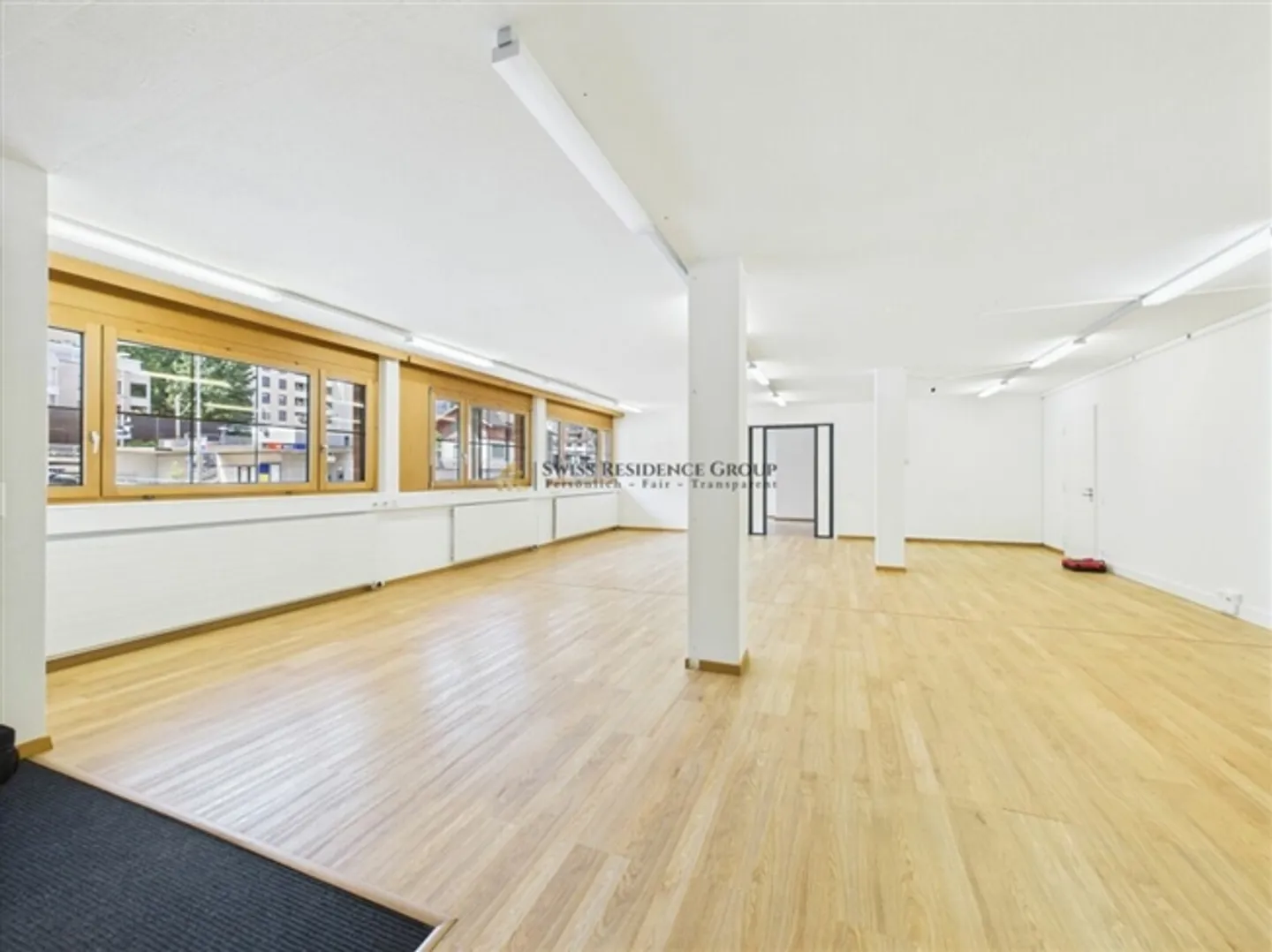 Well-maintained commercial premises in the best location in Bäch on Lake Zurich - Photo 3 of 18