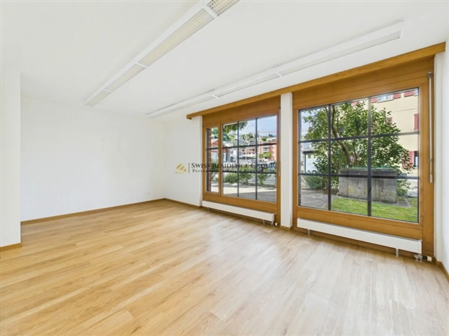 Well-maintained commercial premises in the best location in Bäch on Lake Zurich - Photo 4 of 18