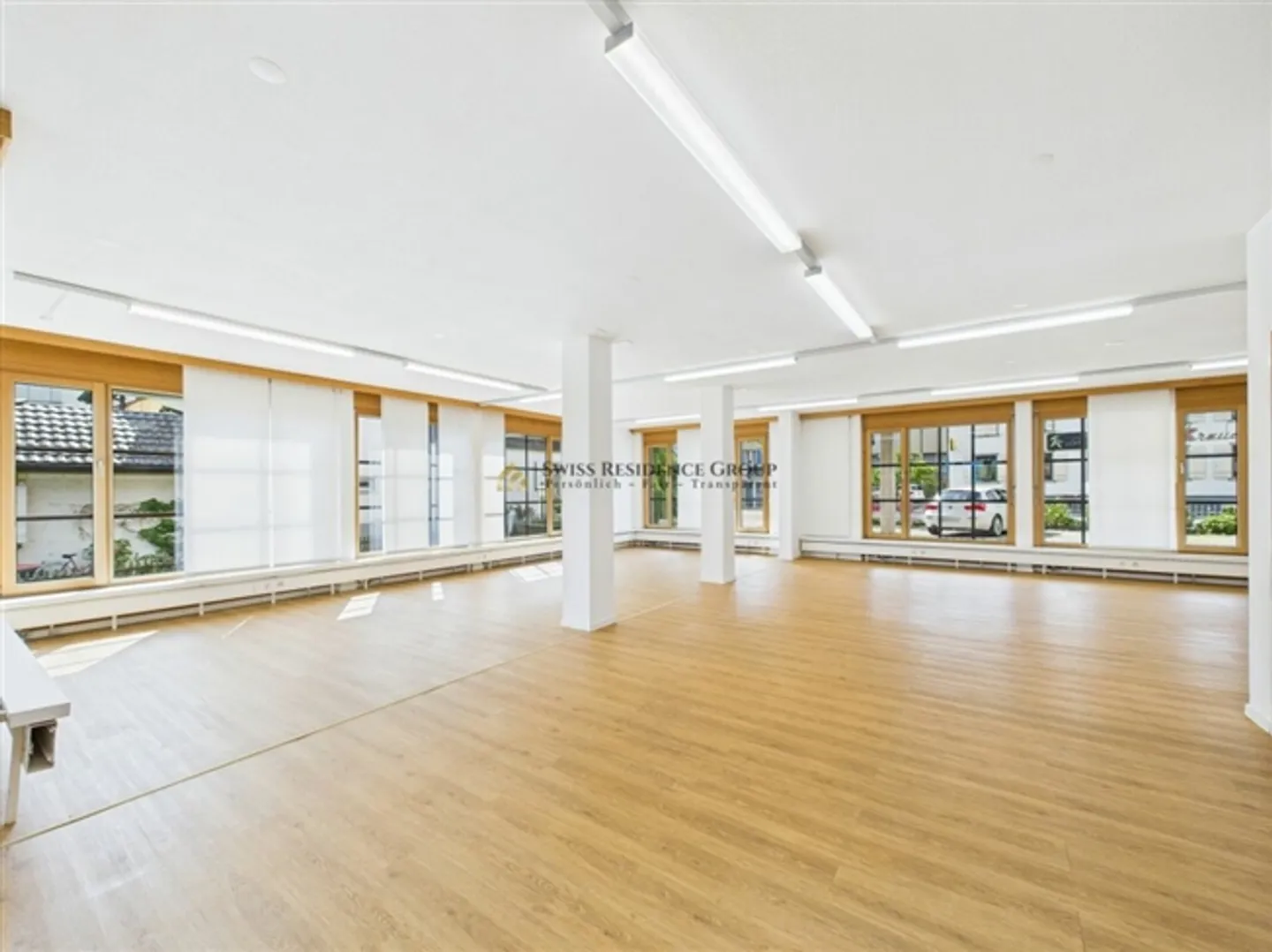 Well-maintained commercial premises in the best location in Bäch on Lake Zurich - Photo 2 of 18