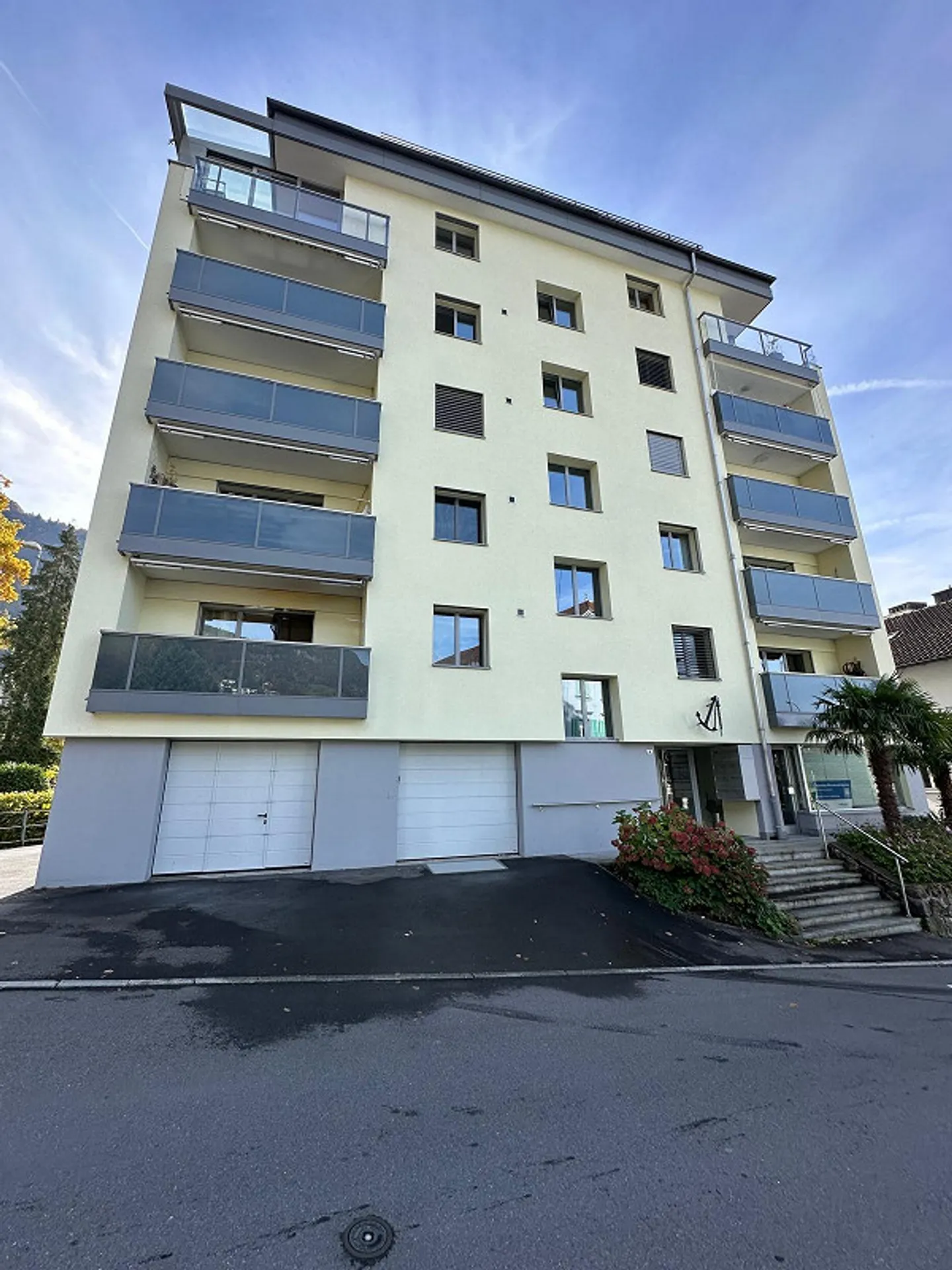 Belle appartement de 4 pièces avec vue partielle sur le lac et la montagne - Photo 1 sur 3
