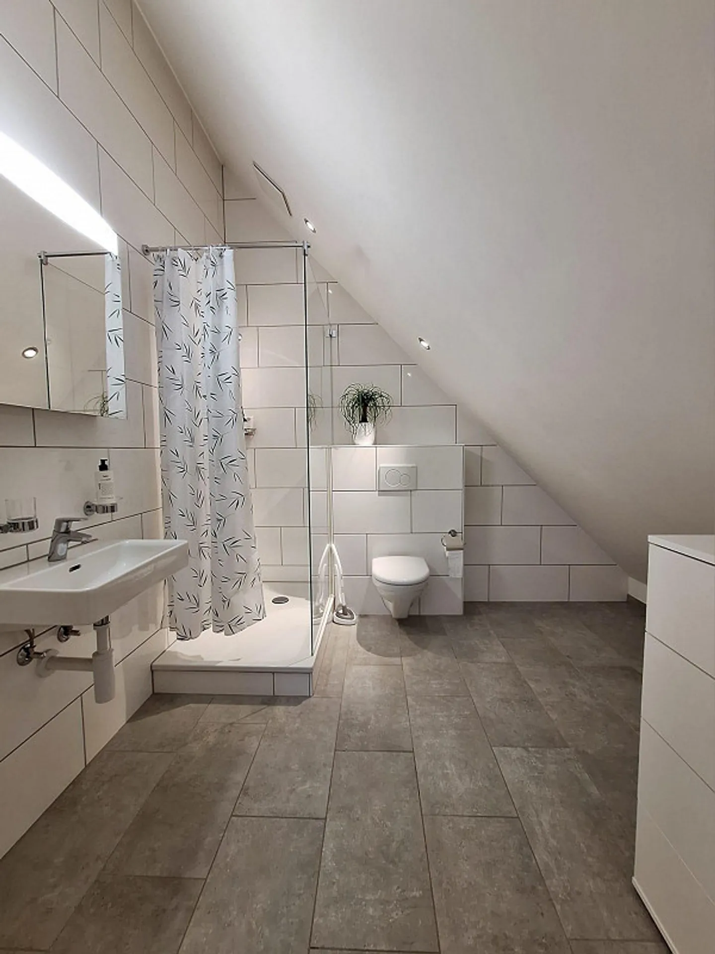 Furnished Attic Apartment in the Center of Dietikon - Photo 4 of 6