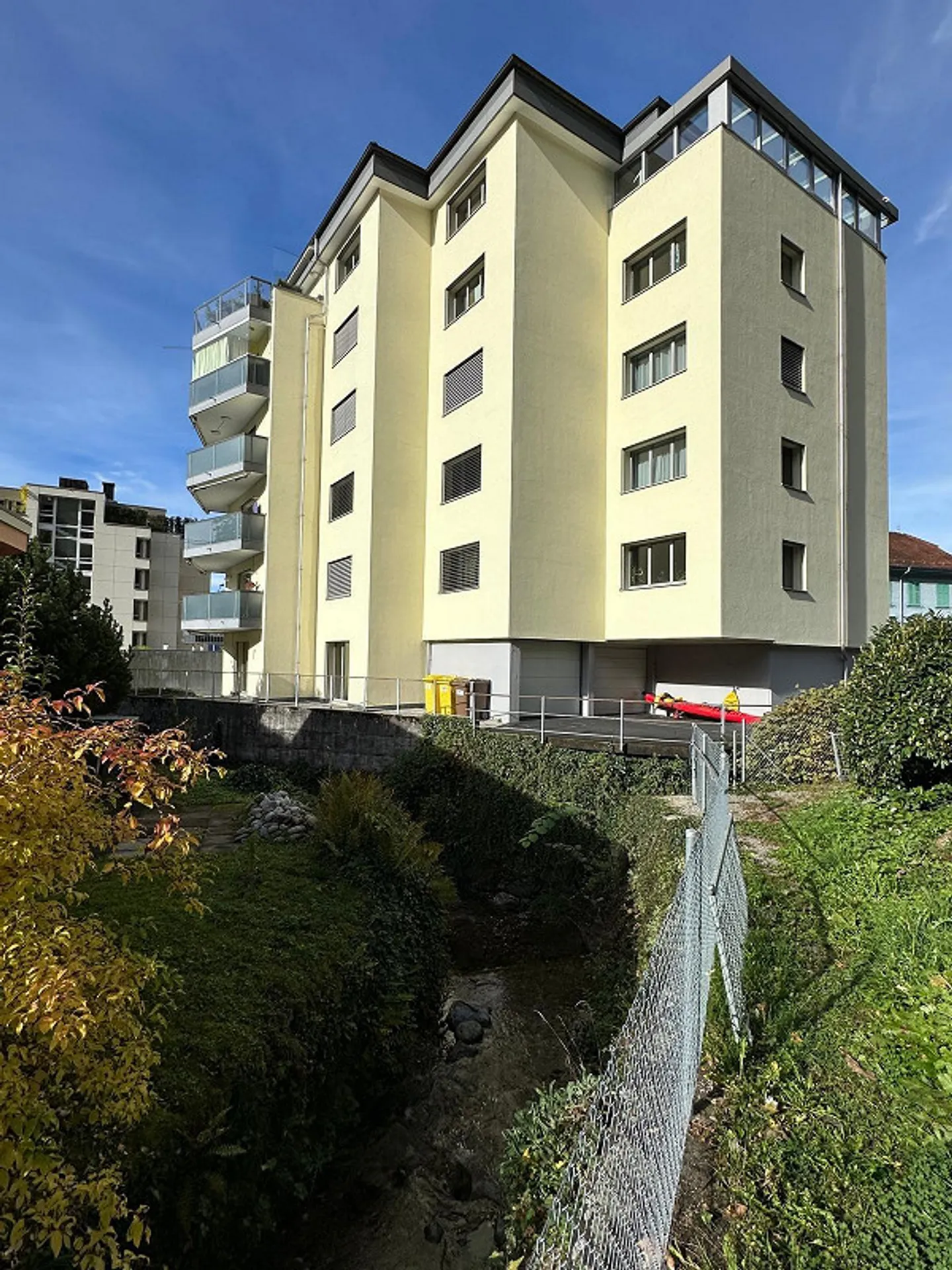 Belle appartement de 4 pièces avec vue partielle sur le lac et la montagne - Photo 2 sur 3
