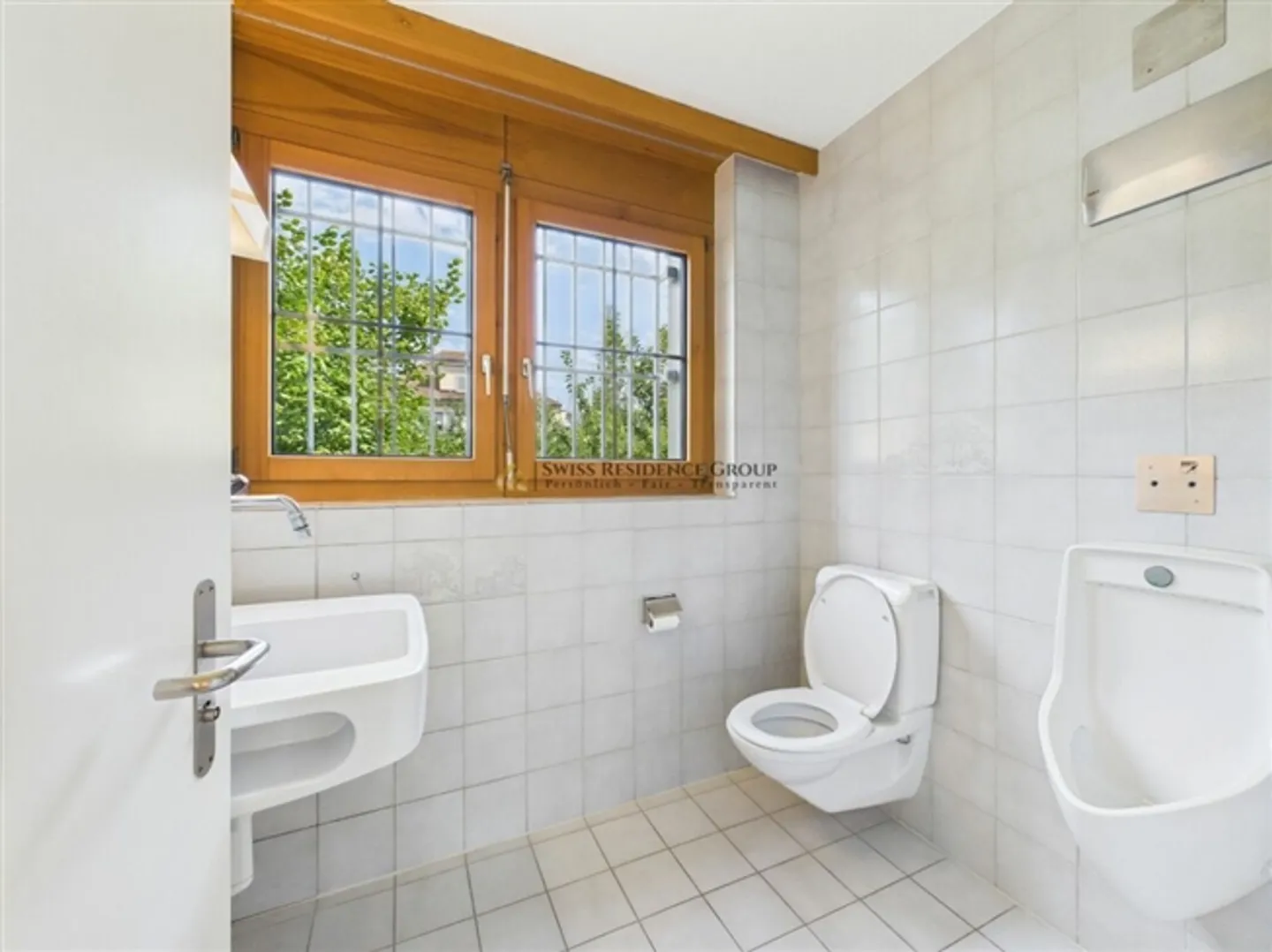 Well-maintained commercial premises in the best location in Bäch on Lake Zurich - Photo 8 of 18