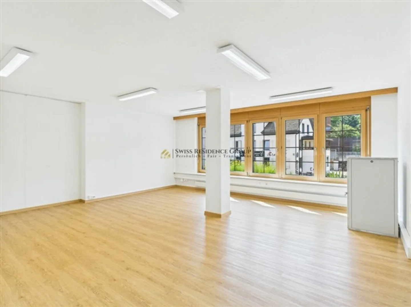 Well-maintained commercial premises in the best location in Bäch on Lake Zurich - Photo 17 of 18