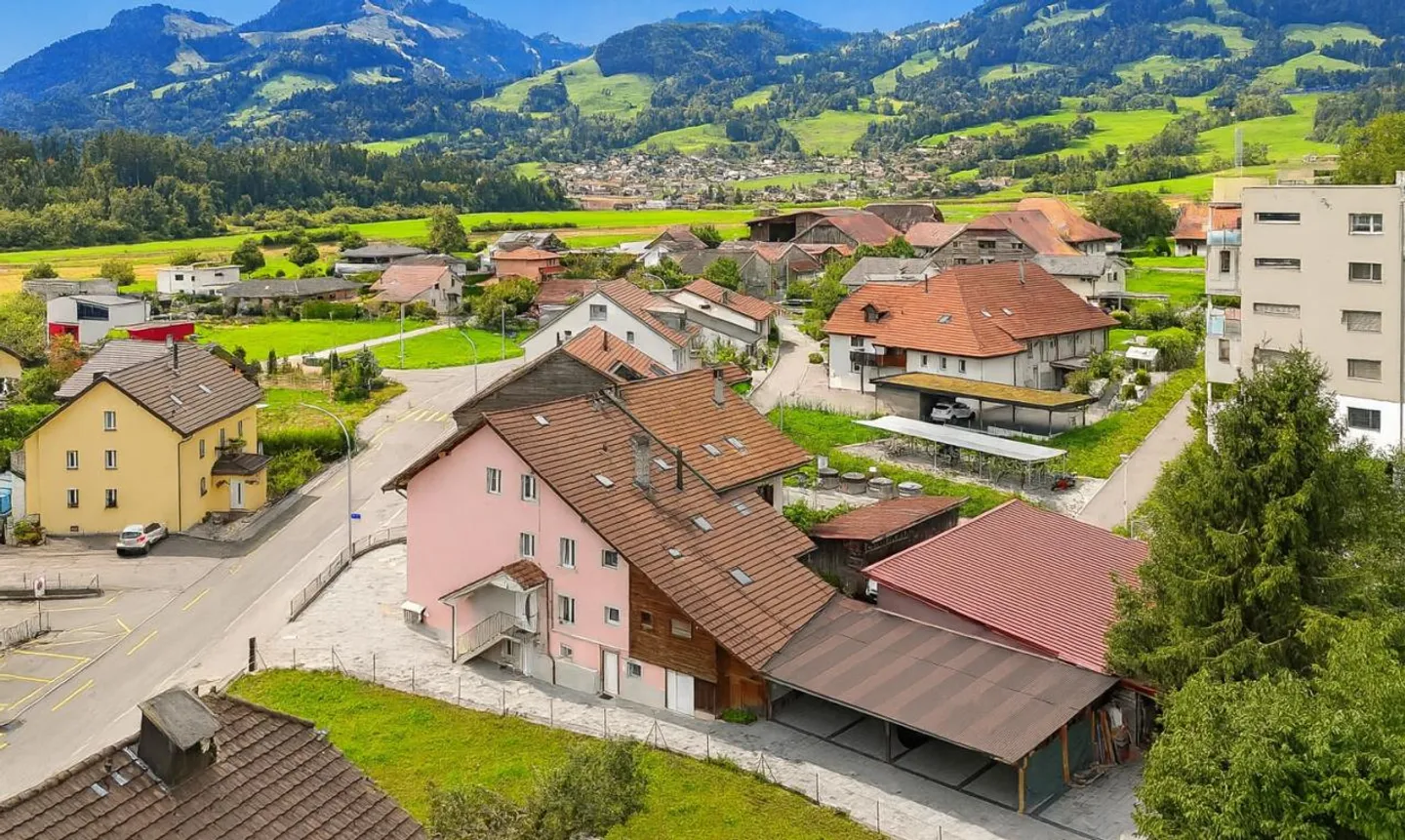 IMMEUBLE DE RENDEMENT RÉNOVÉ, AU CALME, PROCHE DE BULLE EN PLEIN ESSOR - Photo 1 sur 13