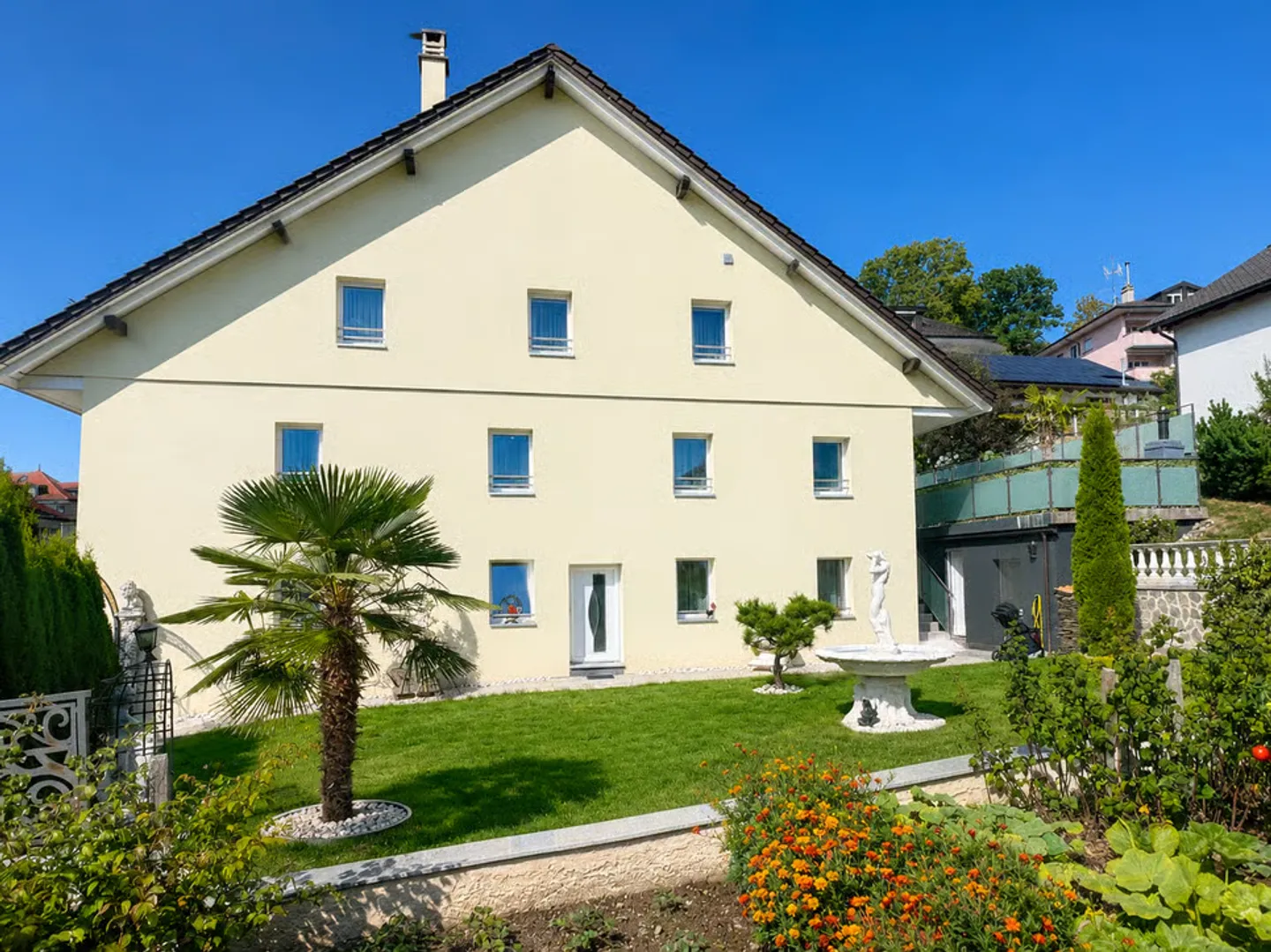 Charaktervolle Immobilie mit 3 Wohnungen - 393 m² Wohnfläche in Romont - Foto 2 von 13
