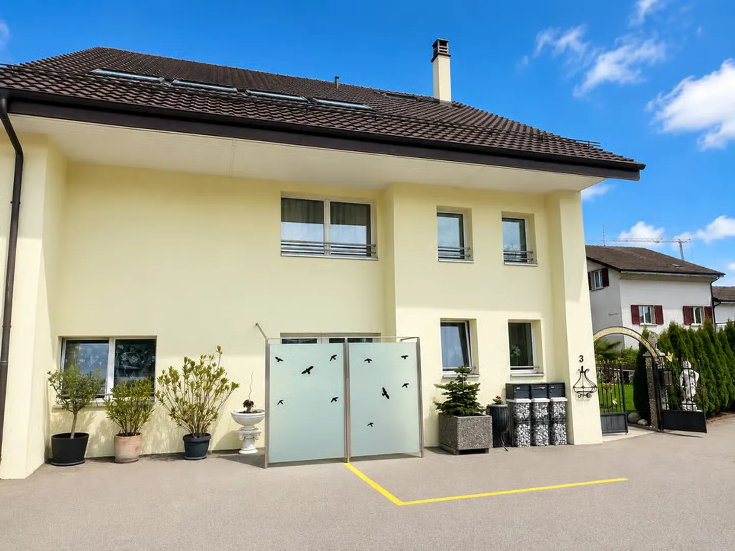 Charaktervolle Immobilie mit 3 Wohnungen - 393 m² Wohnfläche in Romont - Foto 3 von 13